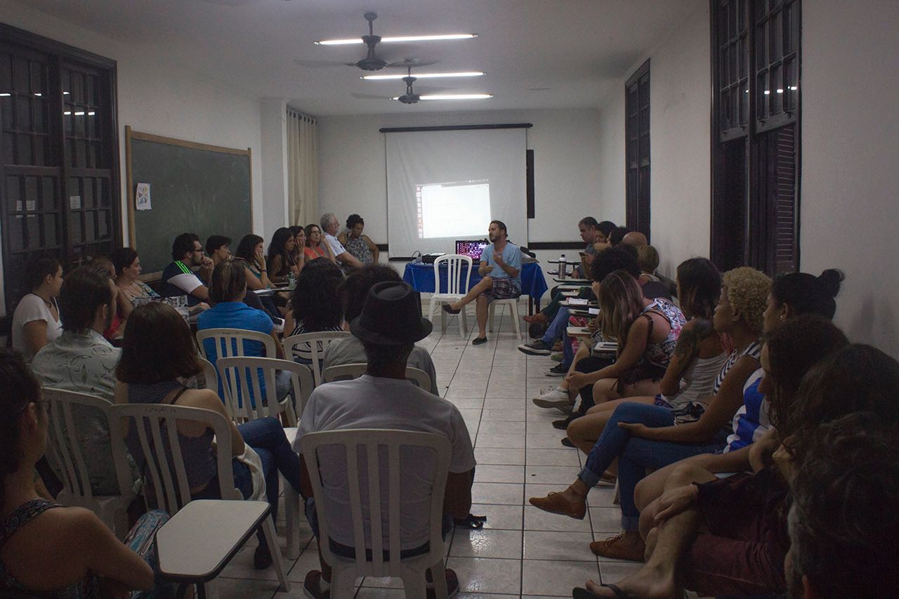 Grupo reunido na Estação da Cidadania para a oficina de elaboração de projetos do Circuito LABxS
