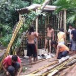 Ativistas construindo banheiro seco na aldeia indígena em São Vicente