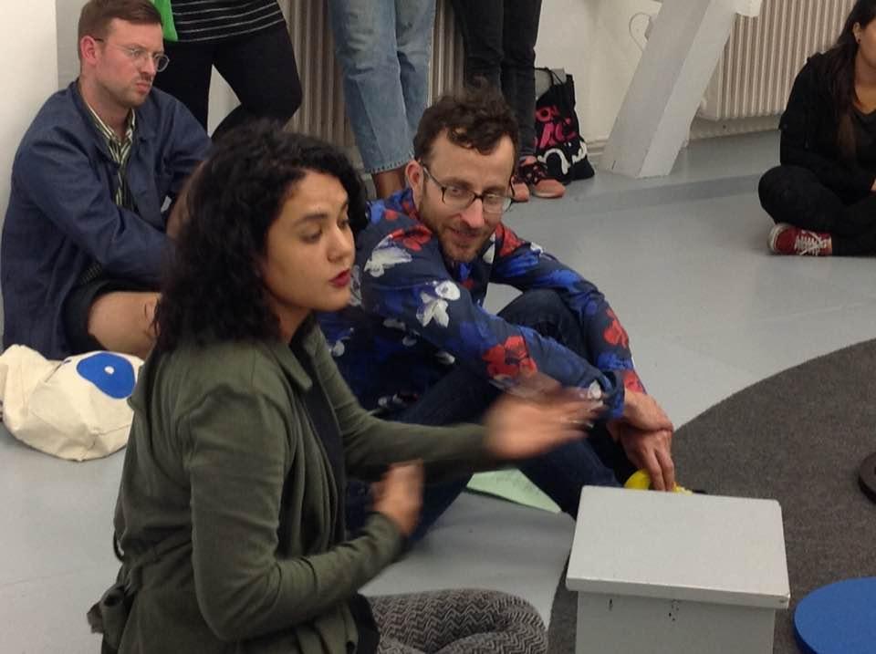Georgia Nicolau, diretora do Instuto Procomum, participando da oficina da rede Arts Collaboratory (AC)